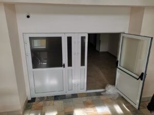 двері оснащені антипанікою Теса